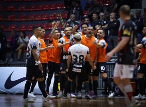 corinthians-volta-a-vencer-o-campo-mourao-em-primeiro-tempo-incrivel-e-vai-a-final-da-lnf