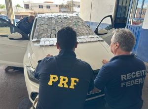 prf-flagra-veiculo-com-297-iphones-escondidos-em-fundo-falso-na-br-277