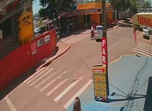 camera-flagra-acidente-no-santo-onofre;-motociclista-fica-ferida-apos-carro-tentar-conversao