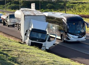 saida-de-pista-causa-congestionamento-na-br-277-em-cascavel