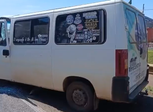 van-bate-na-traseira-de-caminhao-e-br-277-fica-parcialmente-interditada-em-cascavel