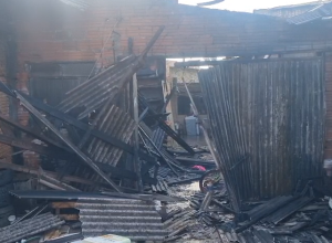 duas-casas-sao-destruidas-por-incendios-em-cascavel;-uma-moradora-ficou-ferida