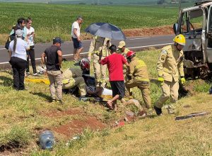 mulher-fica-ferida-apos-caminhao-se-envolver-em-acidente-br-163-em-cascavel