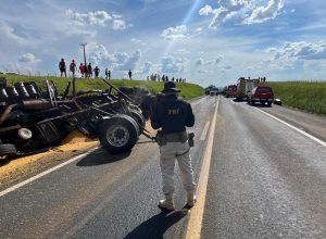 cinco-pessoas-ficam-feridas-em-batida-entre-caminhao-e-carro-na-br-277,-em-guarapuava