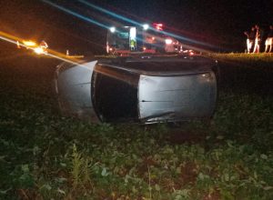 carro-capota-apos-tentativa-de-ultrapassagem-e-deixa-duas-pessoas-feridas-na-br-277