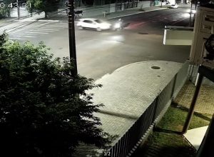 cameras-registram-acidente-entre-carro-e-moto-no-bairro-neva-em-cascavel