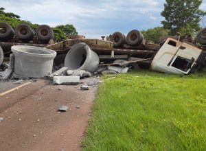 acidente-seguido-de-tombamento-de-caminhao-deixa-tres-pessoas-feridas-na-pr-323