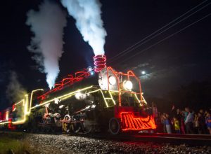 maria-fumaca-iluminada-celebra-natal-nos-trilhos-do-parana-e-de-santa-catarina
