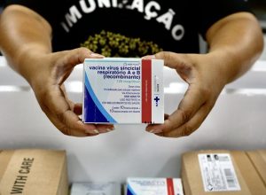 governo-comeca-a-distribuir-vacina-contra-virus-sincicial-respiratorio
