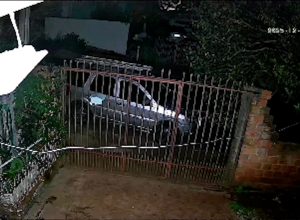 camera-de-seguranca-registra-audio-de-seis-disparos-em-ataque-a-dois-homens-no-bairro-interlagos