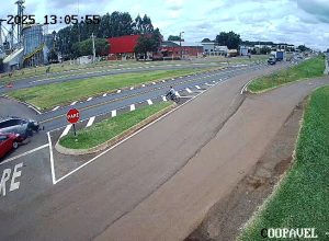 camera-de-seguranca-registra-acidente-no-trevo-de-acesso-a-santa-tereza-do-oeste,-na-br-277