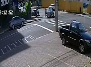 idosa-de-73-anos-e-atropelada-no-centro-de-cascavel;-camera-registrou-o-acidente