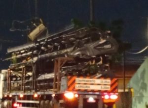 caminhao-enrosca-em-fiacao-no-bairro-guaruja,-em-cascavel