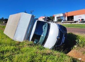 caminhao-carregado-com-perfumaria-tomba-na-marginal-da-br-369-em-cascavel