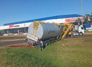 saida-de-pista-de-caminhao-interdita-alca-de-acesso-da-br-277-no-trevo-do-guaruja