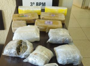 acao-integrada-da-pm-e-policia-civil-apreende-mais-de-7-kg-de-drogas-na-br-158,-em-pato-branco