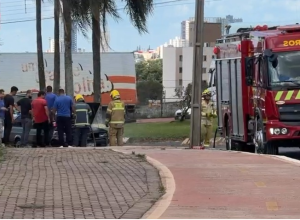 carro-pega-fogo-e-motoristas-ajudam-a-conter-incendio-no-trevo-guaruja-em-cascavel