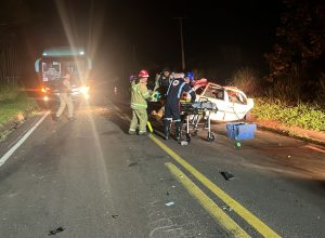 cinco-pessoas-morrem-em-grave-acidente-entre-onibus-e-automovel-na-pr-490