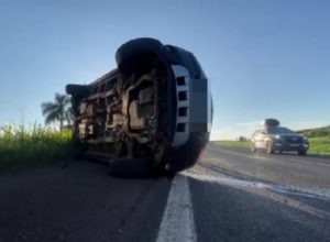 carro-capota-apos-ser-fechado-durante-ultrapassagem-na-br-163;-dois-ficam-feridos