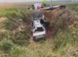 condutora-fica-presa-nas-ferragens-apos-carro-bater-contra-barranco-na-br-369,-em-corbelia