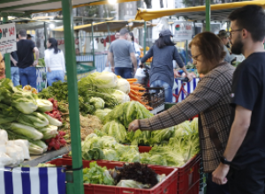 em-clima-de-natal,-feirinha-do-pequeno-produtor-tem-programacao-especial-para-o-fim-do-ano