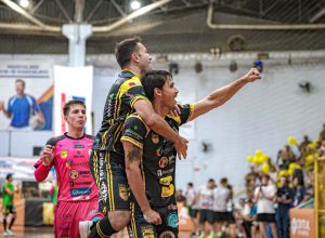 jaragua-ganha-jogo-‘maluco’-e-esta-na-final-do-torneio-de-verao-de-indaial