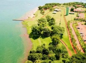 longe-das-cataratas:-prainha-de-tres-lagoas-atrai-familias,-mas-sofre-com-vandalismo