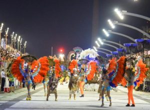 carnaval-de-encarnacion-celebra-100-anos-e-atrai-milhares-ao-maior-evento-do-paraguai