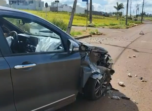mulher-passa-mal-ao-volante-e-bate-contra-poste-na-avenida-guaira