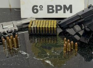 pelotao-de-choque-apreende-armas-de-fogo-durante-abordagem-no-bairro-guaruja