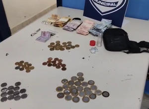 suspeito-foge-de-abordagem-da-guarda-municipal-e-abandona-drogas-e-dinheiro-em-foz-do-iguacu