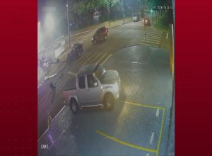 camera-registra-batida-entre-carros-e-queda-de-semaforo-em-cruzamento-de-cascavel