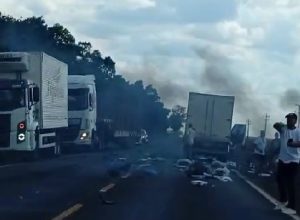 acidente-entre-carro-e-caminhoes-deixa-um-morto-e-quatro-feridos-na-br-369