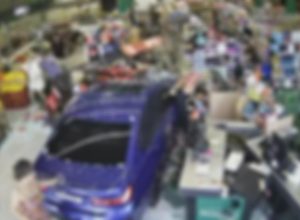 camera-de-seguranca-flagra-carro-invadindo-supermercado-e-atingindo-crianca-e-idosa