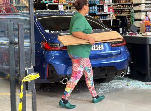 carro-de-luxo-invade-supermercado-no-centro-de-cascavel