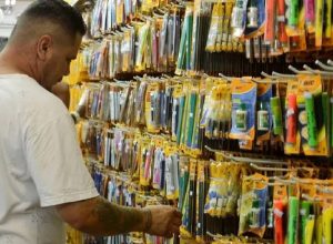 pais-correm-para-comprar-material-escolar-com-a-volta-as-aulas-na-rede-publica