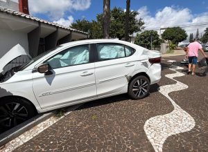 carro-invade-quintal-de-residencia-apos-acidente-no-bairro-neva,-em-cascavel