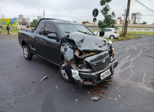 batida-entre-dois-carros-deixa-motorista-ferido-e-transito-lento-no-bairro-coqueiral