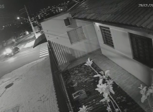 camera-de-seguranca-registra-momento-de-grave-acidente-entre-carro-e-moto-no-bairro-periolo