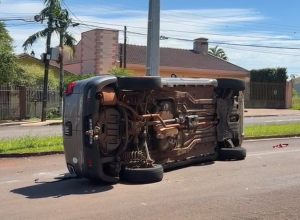 carro-tomba-apos-batida-em-cruzamento-no-bairro-tropical