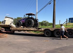 caminhao-fica-preso-em-barranco-em-alca-de-acesso-a-br-277-em-cascavel