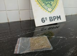 pai-e-flagrado-tentando-ensinar-filho-fazer-uso-da-maconha-e-ambos-sao-levados-a-delegacia