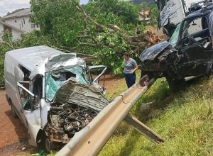 acidente-entre-van-e-caminhao-tanque-deixa-um-morto-e-tres-feridos-na-br-277