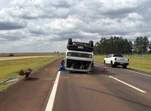 caminhao-carregado-com-madeira-capota-na-br-163-apos-pneus-estourarem