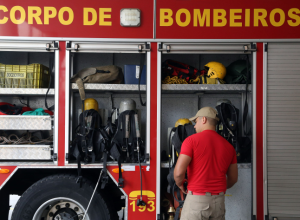 incendio-em-area-abandonada-mobiliza-bombeiros-no-bairro-coqueiral