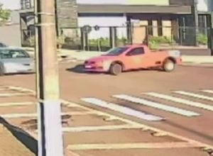 camera-de-seguranca-flagra-acidente-entre-veiculos-no-centro-de-cascavel