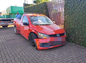carro-para-sobre-calcada-apos-batida-no-centro-de-cascavel