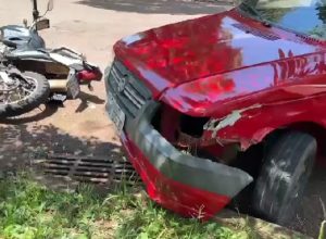 mulher-fica-em-estado-grave-apos-acidente-entre-carro-e-moto-na-area-militar-de-cascavel