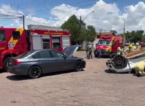 carro-capota-apos-batida-no-bairro-presidente-em-cascavel