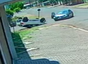 camera-registra-capotamento-de-carro-apos-colisao-no-bairro-presidente-em-cascavel